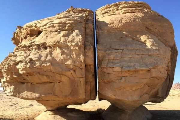 Камень Аль-Наслаа, расположенный в Саудовской Аравии