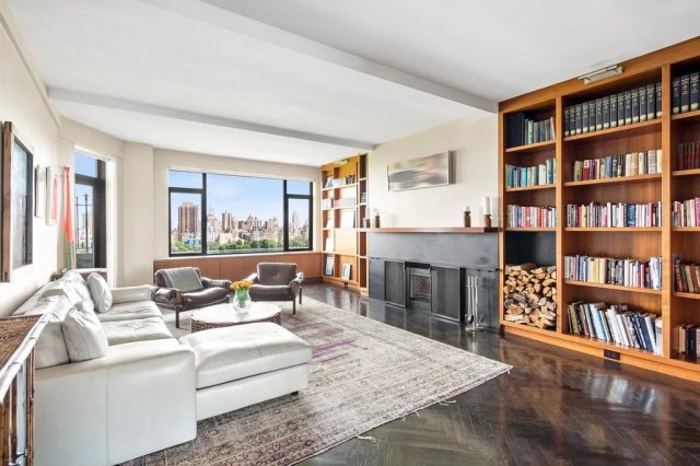 Дэвид Духовны продал свою квартиру в Нью-Йорке, существенно проиграв в цене