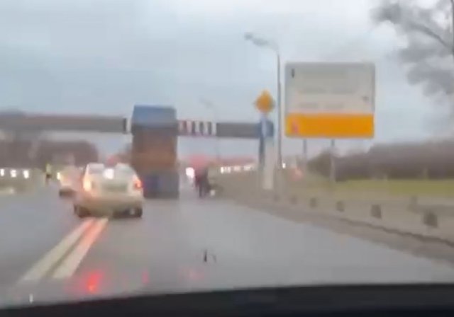 Странная авария с грузовиком на Рублевском шоссе в Москве