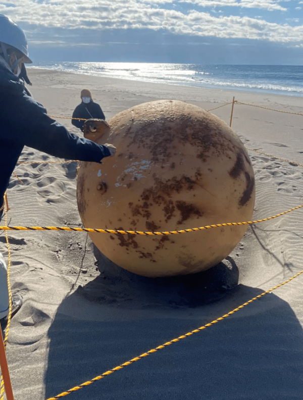 Таинственный металлический шар, который прибило к одному из японских пляжей
