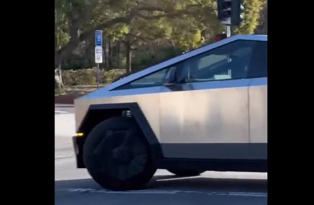 Tesla Cybertruck тестируют как спортивный автомобиль