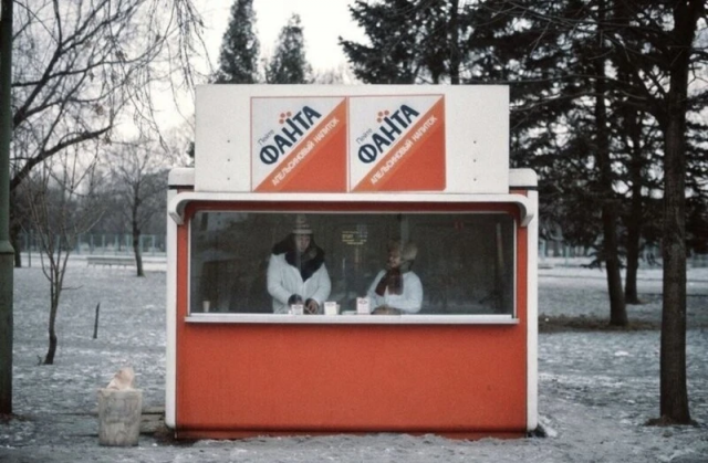 Киоск с газировкой &quot;Фанта&quot;. Москва, конец 1980-х⁠⁠