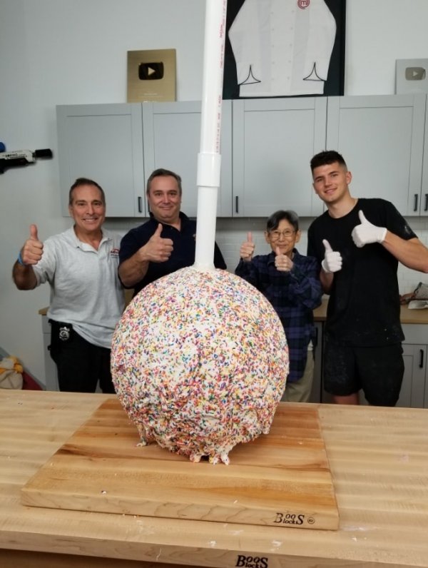 Кулинарные блогеры Ник ДиДжованни и Линн Дэвис приготовили самый большой в мире кейк-попс