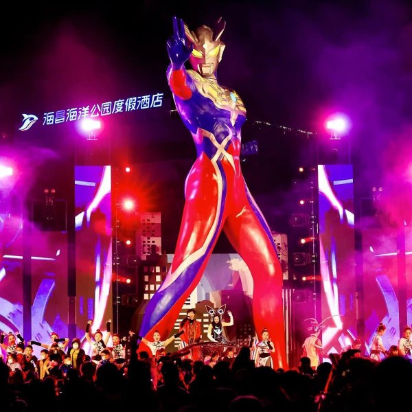 Эта гигантская статуя была возведена для концерта Ultraman Zero и одета в культовый красно-синий боевой костюм
