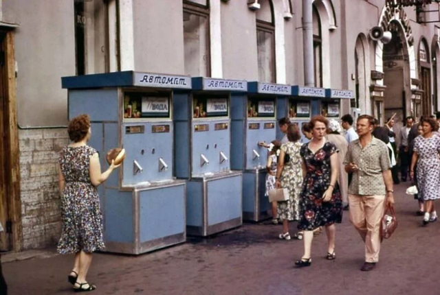 Сдвоенные автоматы с газированной водой, одна из первых советских моделей. Ленинград, 1961 год.