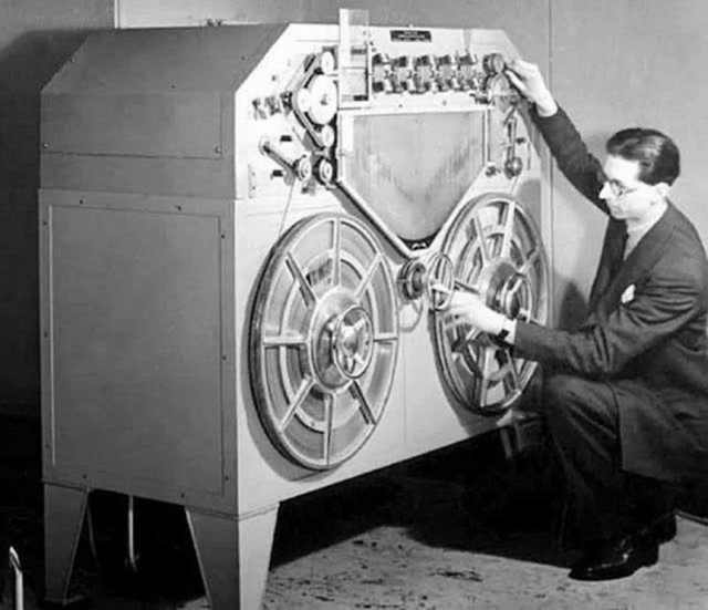 Первый в мире катушечный аппарат для записи звуковых сигналов на магнитную ленту: Magnetofon. Германия. 1932 год