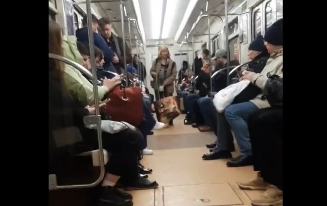 Необычный попрошайка в метро