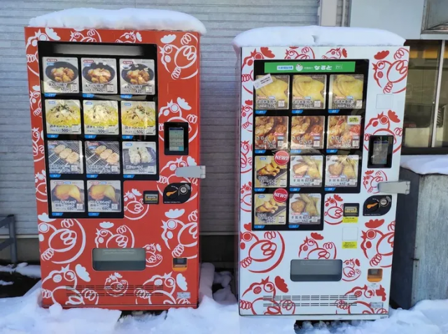 Ничего необычного, просто торговый автомат с жареной курицей в Отару, Хоккайдо