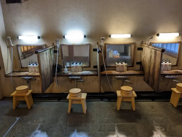 Так выглядят ванные комнаты в японском курорте с онсэн — горячими источниками