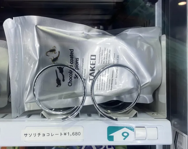 Скорпионы в шоколаде в японском торговом автомате