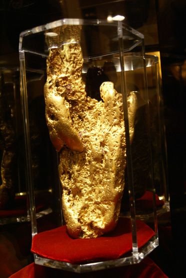 «Рука веры» — крупнейший в мире золотой самородок, найденный с помощью металлоискателя