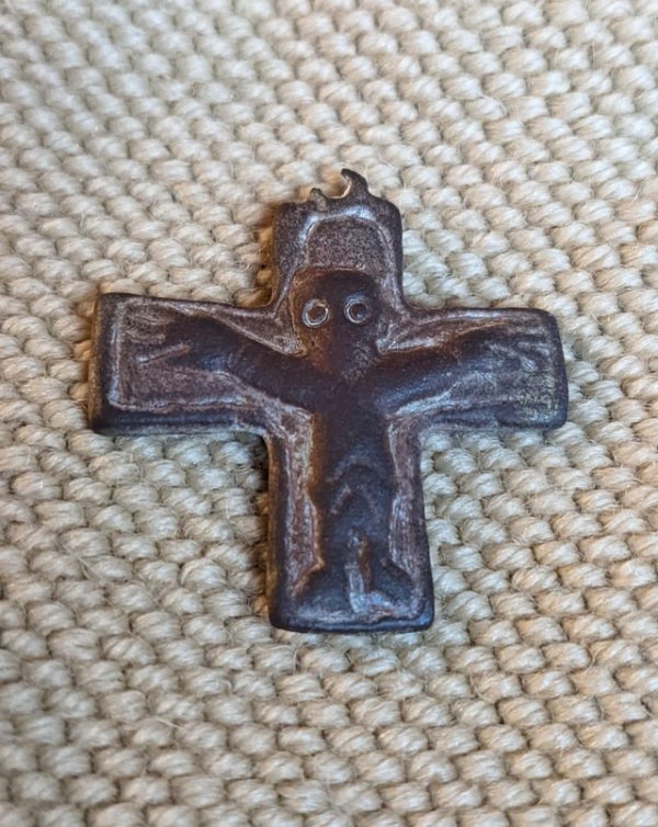 Мама подруги — заядлый копатель, она нашла этот странный крест на юге Англии