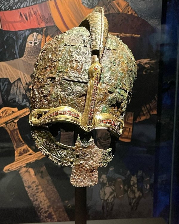 Шлем из погребения Вальсгерде, найденный в Швеции