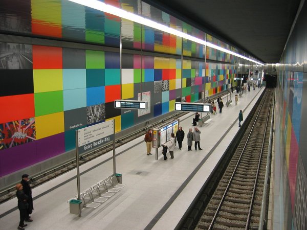 Разноцветная станция «Георг-Браухле-Ринг», Мюнхен, Германия