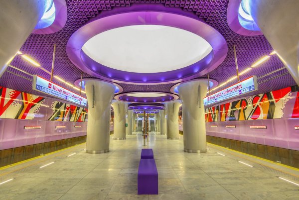«Новы Щвят — Универсытет» — красочная станция в Варшаве, Польша