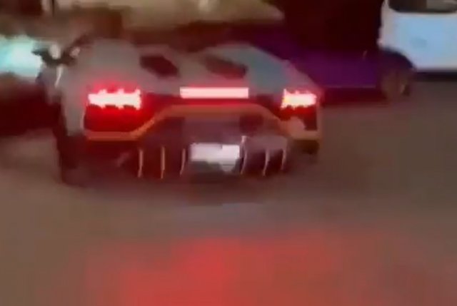 Неудачник дня: в Австралии парковщик разбил сразу две Lamborghini