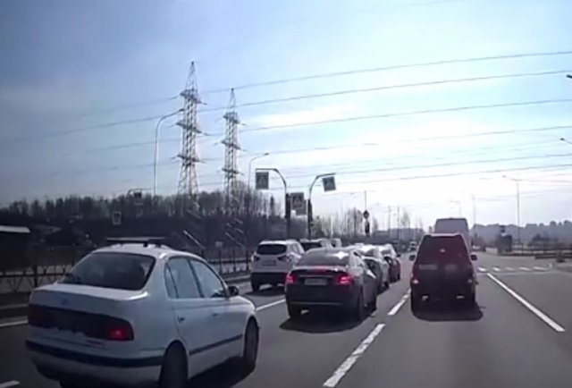 Вот это повезло: грузовик на полном ходу въехал в машины на светофоре в Петербурге