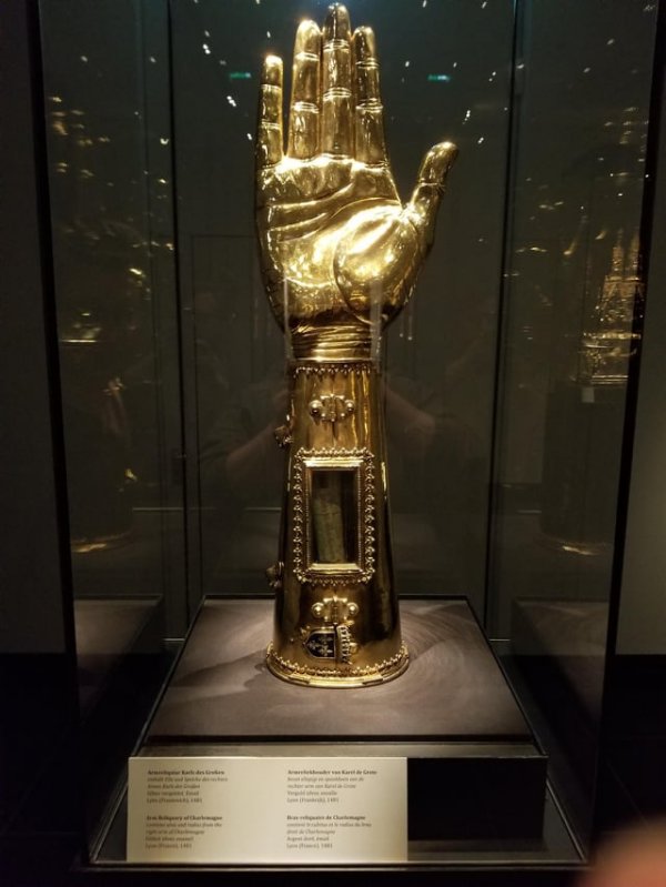 Золотая рука Карла Великого — ценный реликварий, 15 век