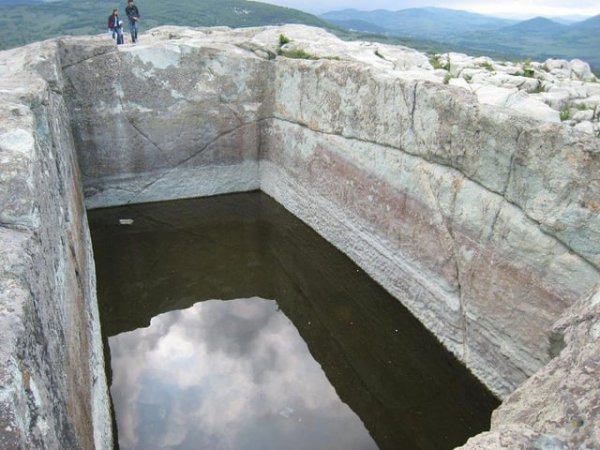 Огромный древний резервуар для воды, высеченный в скальном святилище Перперикон. В него вмещается 432 тысячи литров жидкости