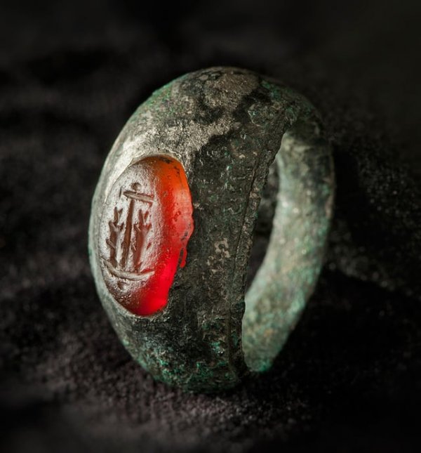 Серебряное кольцо с изображением двух рыб, висящих на якоре. Сделали украшение примерно в 3 веке нашей эры