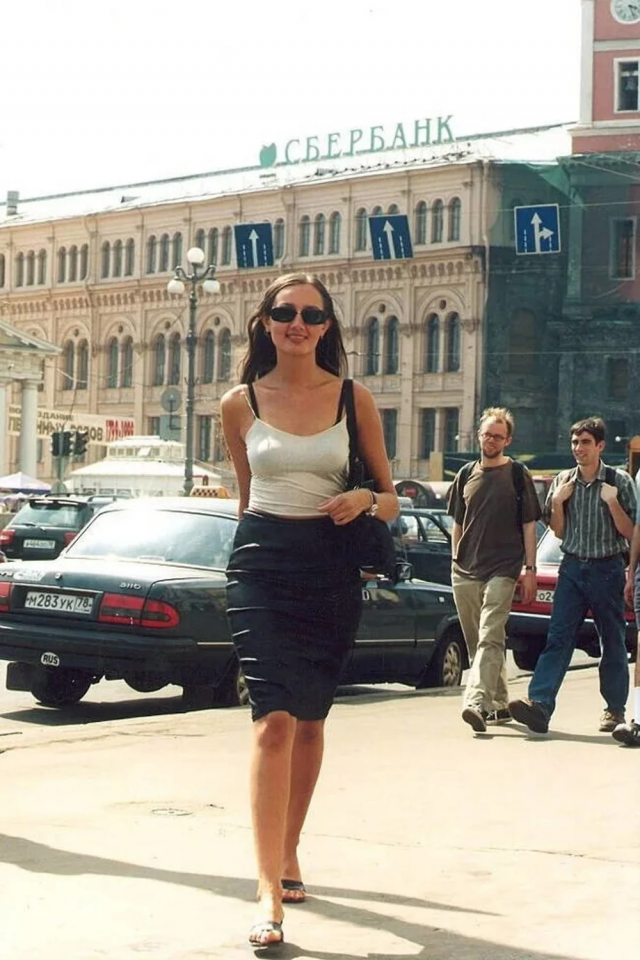 Девушка гуляет по по Санкт-Петербургу