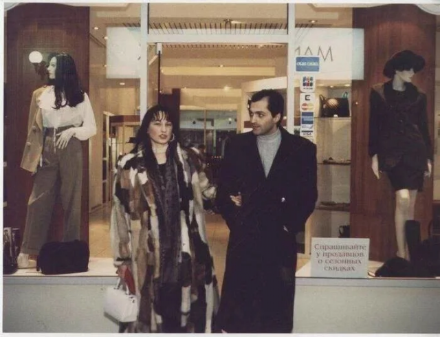 Покупатели при выходе из модного магазина одежды. Россия, 1990-е годы