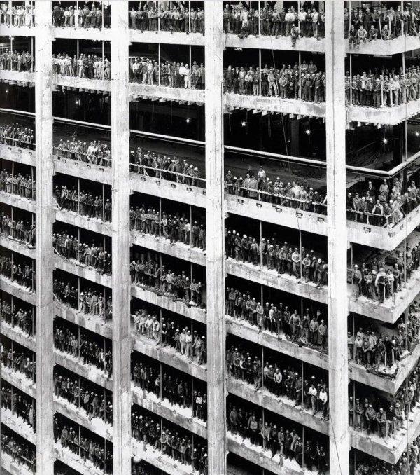 Более 3000 рабочих, строящих Chase Manhattan Bank в Нью-Йорке, позируют фотографу в конце строительных работ,1964 год