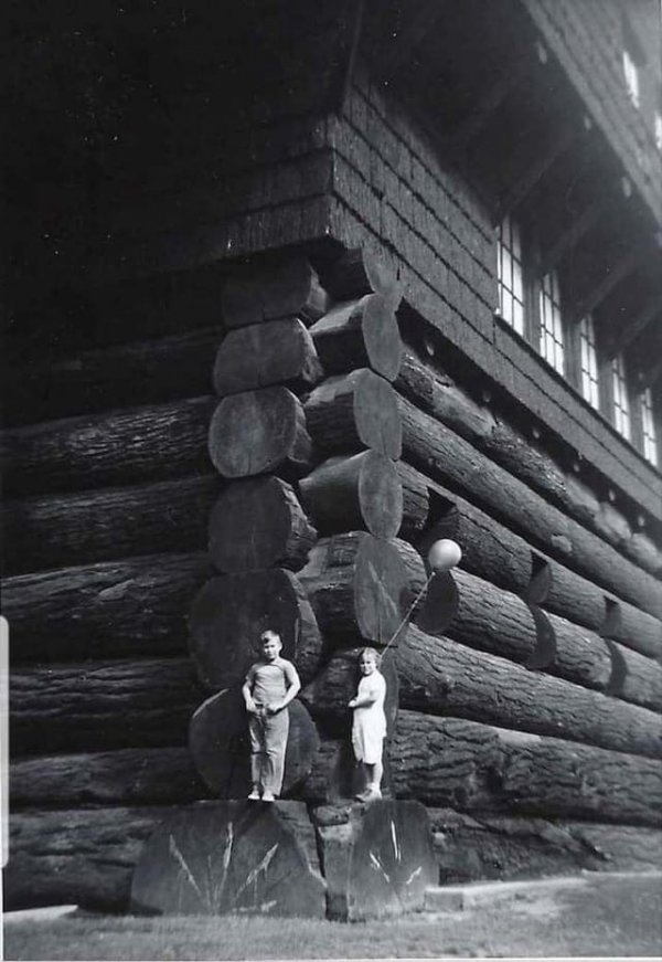 Дети перед самым большим в мире бревенчатым домиком в Портленде, штат Орегон, США, 1938 год