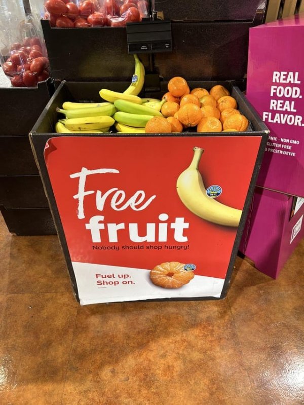 В моём местном продуктовом магазине есть бесплатные фрукты, чтобы перекусить, пока вы ходите по магазинам