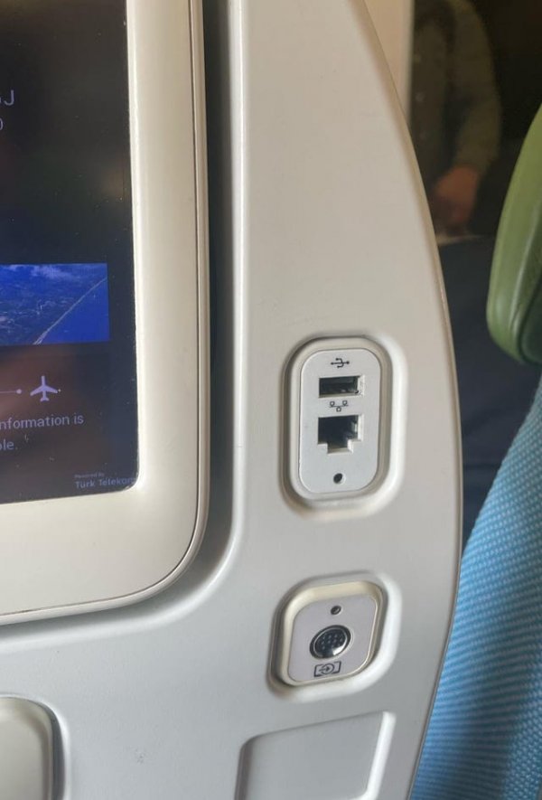 Сиденье в самолёте имеет порт для выхода в интернет