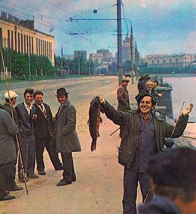 Улов рыбака на Москве-реке. 1971 г.