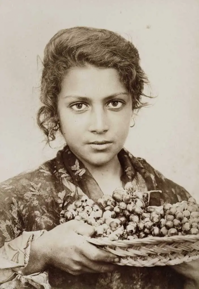 Сицилийская девушка с корзиной винограда, 1914 год