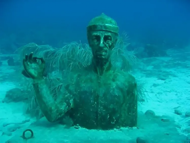 Подводная статуя Жака Кусто в Гваделупе
