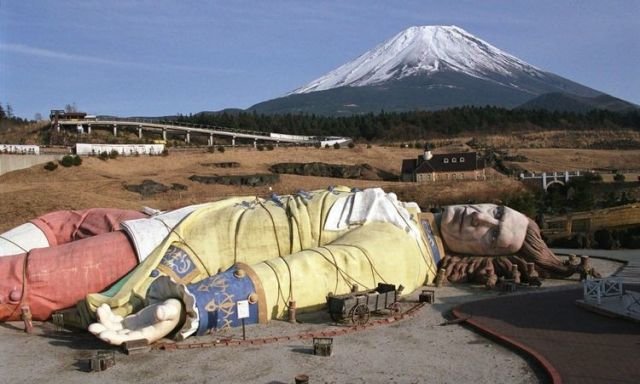 Заброшенный тематический парк Gulliver's Travel, расположенный недалеко от горы Фудзи, Япония