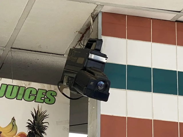 В этой пончиковой в качестве системы слежения используется старая VHS-камера, свисающая с потолка