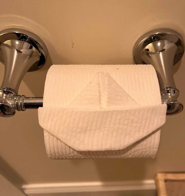 Туалетная бумага, сложенная в форме парусника