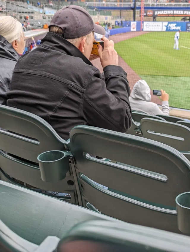 Сегодня на бейсбольном матче один мужик снимал все на одноразовую пленочную камеру