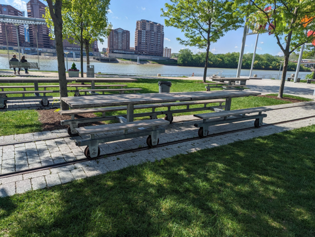 Эти скамейки для пикника установлены на старых трамвайных путях, так что их легко сдвигать или разъединять