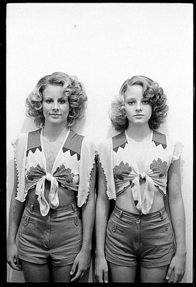 14-летняя Джоди Фостер (справа) и ее 19-летняя сестра Конни, которая играла за нее в откровенных сценах, на съемках &quot;Таксист&quot;, 1976 год.