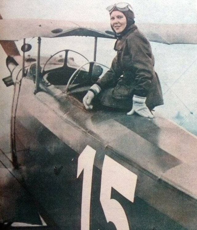 Турчанка Sabiha Gken, которая в 1937 году стала первой в мире лётчицей-истребителем.