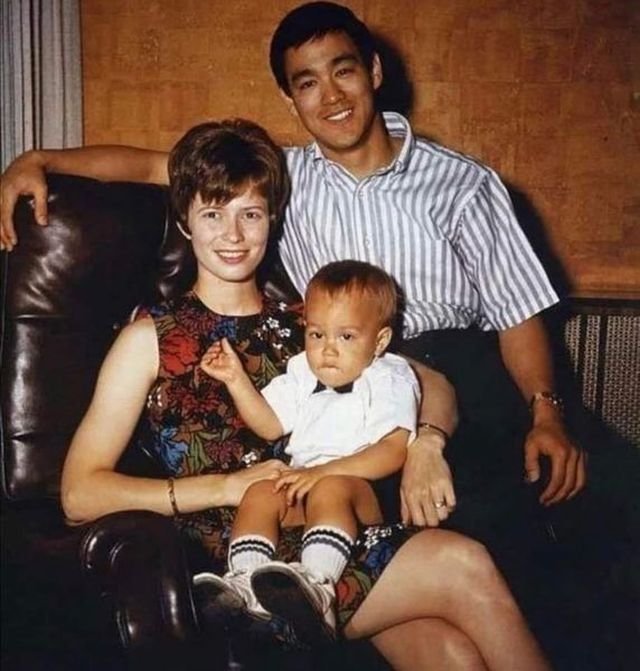 Брюс Ли с женой Линдой и сыном Брэндоном, 1966 год.