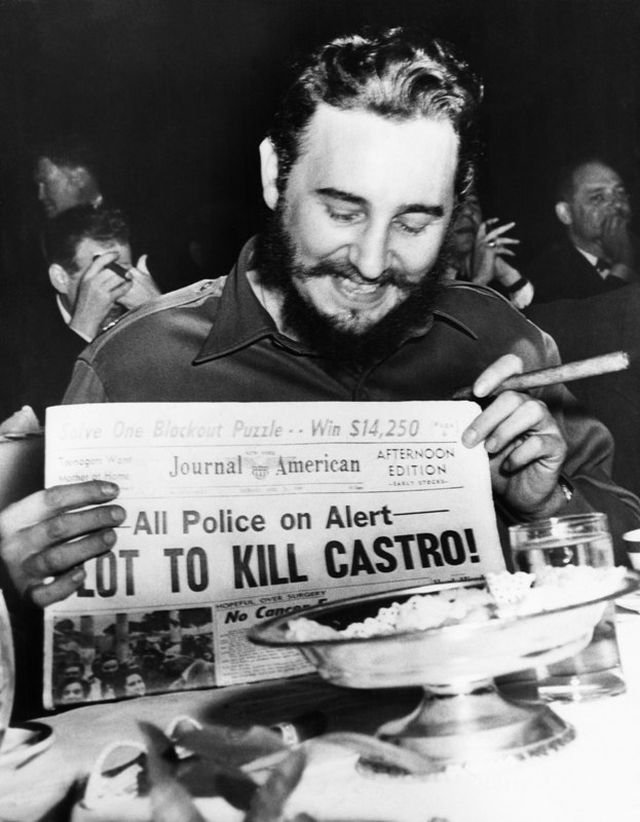 Фидель Кастро держит газету с заголовком &quot;Все полицейские подняты по тревоге в связи с убийством Кастро!&quot;, 1959 год.