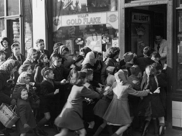 Толпа детей врывается в кондитерскую в день отмены государственного рационирования сладостей. Великобритания, 5 февраля 1953-го года.