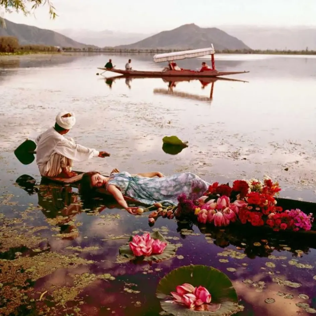 Женщина на озере Дал, Кашмир, Индия. 1956 год
