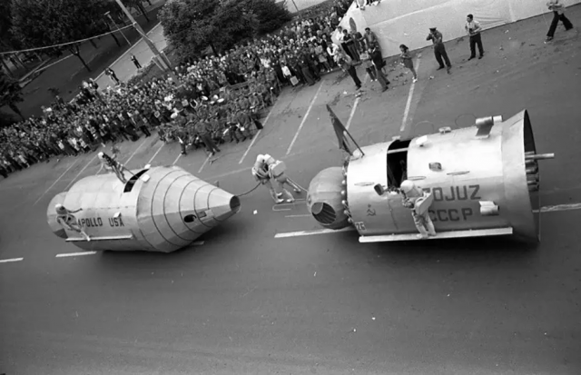 Демонстрация предстоящей стыковки &quot;Союз–Аполлон&quot; в городе Сегед, Венгрия. 1973 год