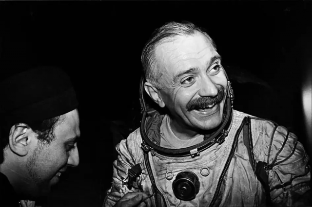 Никита Михалков в роли советского космонавта на съемках социального ролика «Дома лучше». Москва, 1990 год