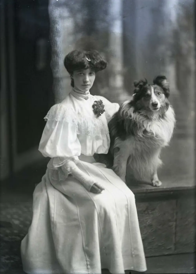 Девушка эдвардианской эпохи с любимцем, 1905 год