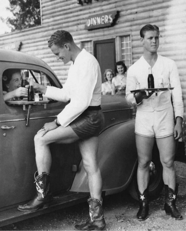 Мужчины в шортах и ​​ковбойских сапогах обслуживают женщин на заправке в Техасе, 1940-е годы