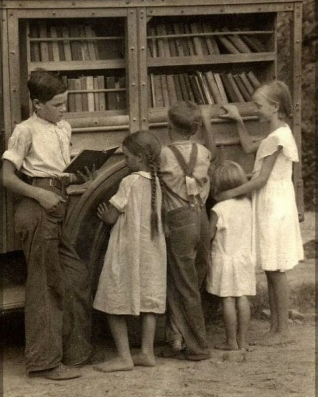 Босоногие дети у передвижной библиотеки в Аппалачах