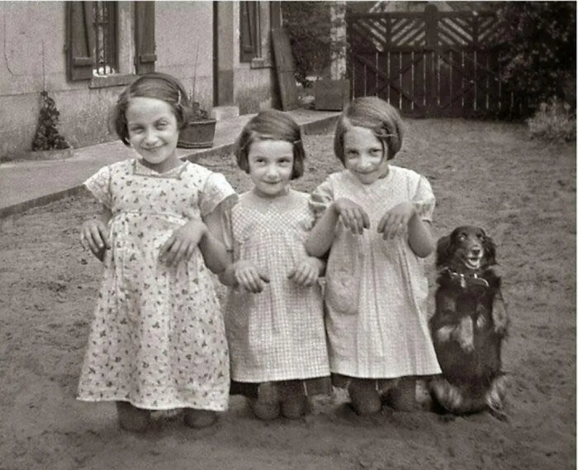 Три девочки позируют с лучшим другом, 1930 год